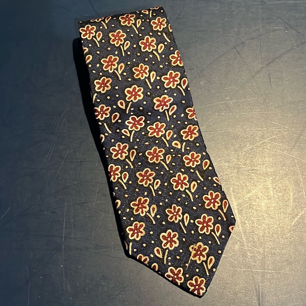 Vintage Eddie Bauer men’s 58.5” l and 4” w silk blue w/flower print neck tie